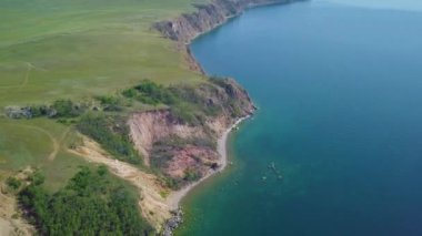 ProRes. Baykal göl kıyısı ve havadan görünümü kayalardan. Manzara.