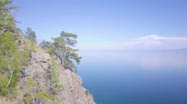 ProRes. Baykal göl kıyısı ve havadan görünümü kayalardan. Manzara.