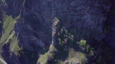 ProRes. Baykal göl kıyısı ve havadan görünümü kayalardan. Manzara.