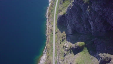 ProRes. Baykal göl kıyısı ve havadan görünümü kayalardan. Manzara.