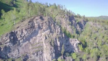 ProRes. Baykal göl kıyısı ve havadan görünümü kayalardan. Manzara.