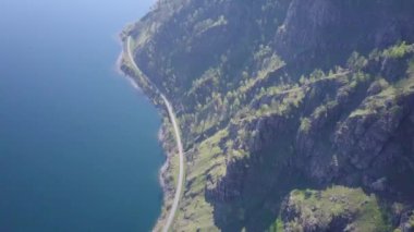 ProRes. Baykal göl kıyısı ve havadan görünümü kayalardan. Manzara.