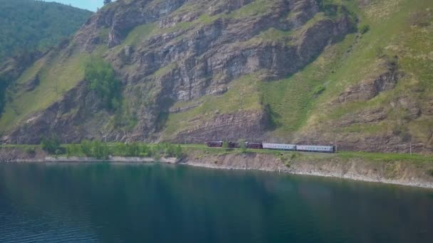 Prores ヴィンテージでは 歴史的な蒸気列車は海岸に沿って山を通過します — ストック動画
