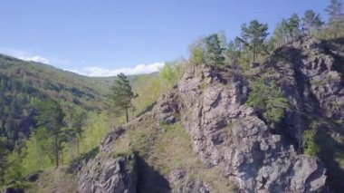 ProRes. Baykal göl kıyısı ve havadan görünümü kayalardan. Manzara.