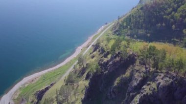 ProRes. Baykal göl kıyısı ve havadan görünümü kayalardan. Manzara.