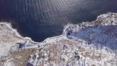 ProRes. Baykal göl kıyısı ve havadan görünümü kayalardan. Manzara.