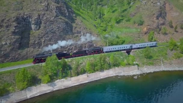 Prores老式的 历史性的蒸汽火车穿过群山沿海岸 — 图库视频影像