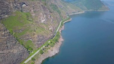 ProRes. Vintage, dağlar ve kıyı tarihi buharlı tren geçer.