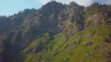 ProRes. Baykal göl kıyısı ve havadan görünümü kayalardan. Manzara.