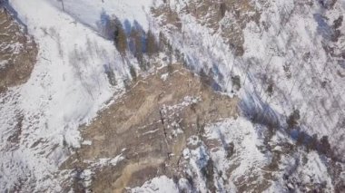 ProRes. Baykal göl kıyısı ve havadan görünümü kayalardan. Manzara.