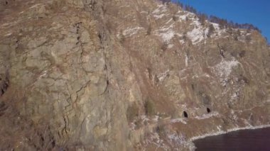 ProRes. Baykal göl kıyısı ve havadan görünümü kayalardan. Manzara.