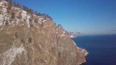 ProRes. Baykal göl kıyısı ve havadan görünümü kayalardan. Manzara.
