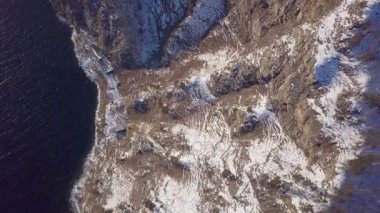 ProRes. Baykal göl kıyısı ve havadan görünümü kayalardan. Manzara.