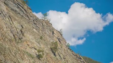 ProRes. Baykal göl kıyısı ve kayalar. Manzara.