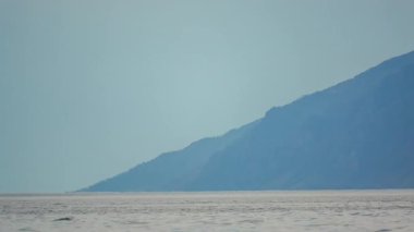 ProRes. Baykal göl kıyısı ve kayalar. Manzara.