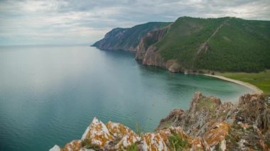 ProRes. Baykal göl kıyısı ve kayalar. Manzara.