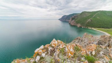 ProRes. Baykal göl kıyısı ve kayalar. Manzara.
