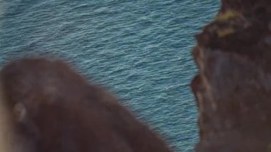 ProRes. Baykal göl kıyısı ve kayalar. Manzara.