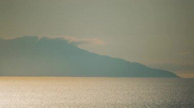 ProRes. Baykal göl kıyısı ve kayalar. Manzara.