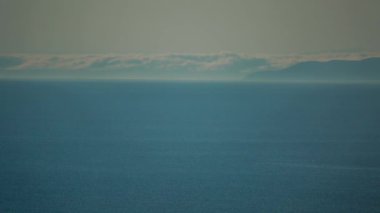 ProRes. Baykal göl kıyısı ve kayalar. Manzara.