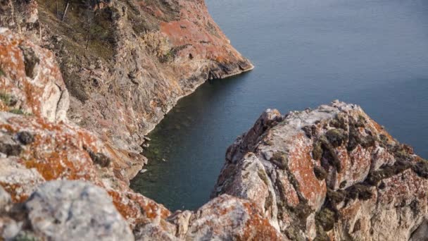 ProRes. Baïkal rivage du lac et des roches. Paysage .