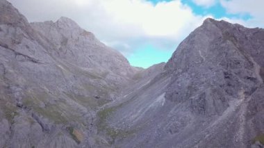 Havadan görünümü dağlardan. Manzara. Doğa. Seyahat.