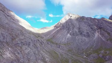 Havadan görünümü dağlardan. Manzara. Doğa. Seyahat.