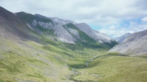 从空中鸟瞰的山脉 — 图库视频影像