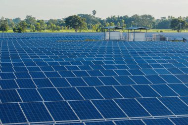 Yeşil enerji yenilenebilir enerji santrali güneş panelleri ile