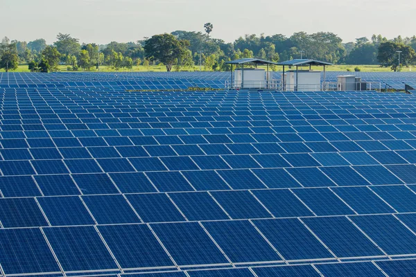 可再生发电厂太阳能电池板的绿色能源 — 图库照片