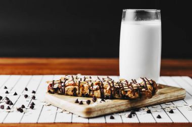 sağlıklı beslenme ve geleneksel ekmek kavramı; mutfak masasında sabah içeceği ile taze ekmek