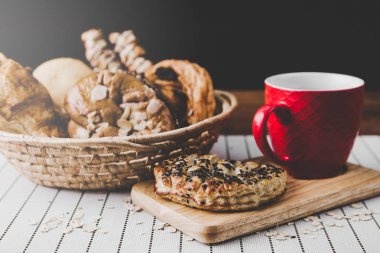 sağlıklı beslenme ve geleneksel ekmek kavramı; mutfak masasında sabah içeceği ile taze ekmek
