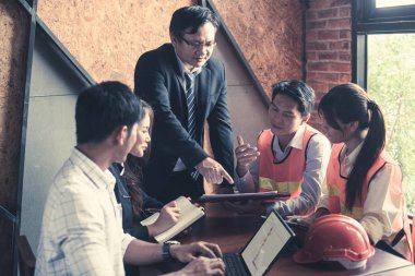 Plan ve fikir geliştirme stratejisi, iş yatırım stratejisi için beyin fırtınası işadamları tartışırken, işadamları grafik yatırım Bilişim, gözden geçirecek ve