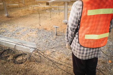 mühendis ve güneş izleme santral yükleme elektrikçi; Güneş enerjisi Santrali izleme güneş'de işin kapsamı