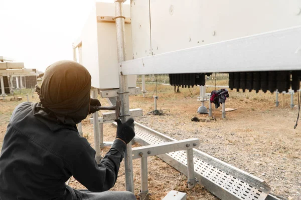 Ingeniero Electricista Que Instala Planta Energía Seguimiento Solar Alcance Del — Foto de Stock