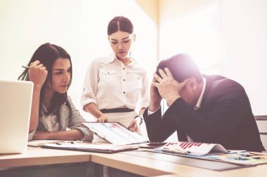 düşünme ve ofis planı yapıyor işadamı; endişeli hissediyorum 