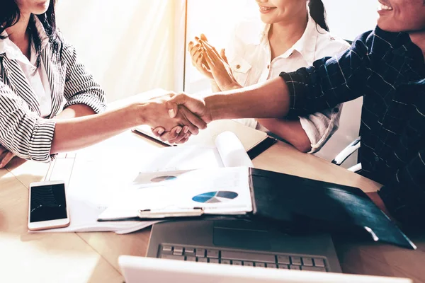 Handshaking bedrijfsproces na succesvolle deal van business m — Stockfoto