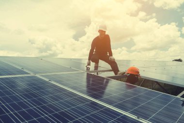 mühendis grubunda yedek güneş paneli güneş enerjisi 