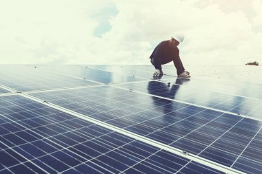 mühendis grubunda yedek güneş paneli güneş enerjisi 