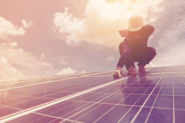 Équipe d'ingénieurs travaillant sur le panneau solaire de remplacement dans l'énergie solaire — Photo