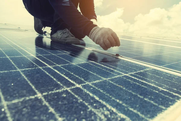 Equipe de engenharia trabalhando no painel solar de substituição na energia solar — Fotografia de Stock