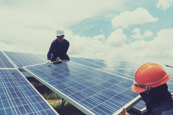 Equipo de ingenieros trabajando en el reemplazo del panel solar en energía solar — Foto de Stock