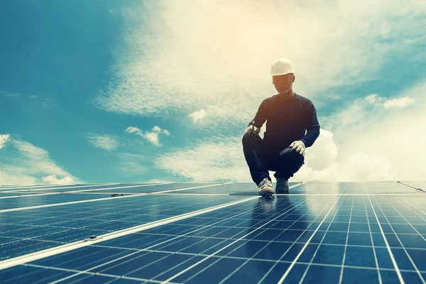 Equipo de ingenieros trabajando en el reemplazo del panel solar en energía solar — Foto de Stock