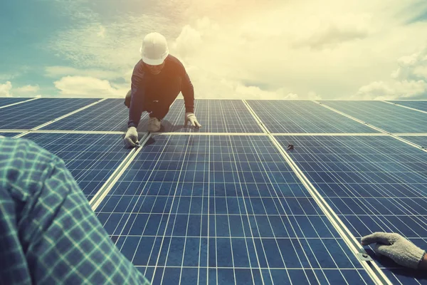 Ingenieur team dat werkt op vervanging zonnepaneel in zonne-energie — Stockfoto