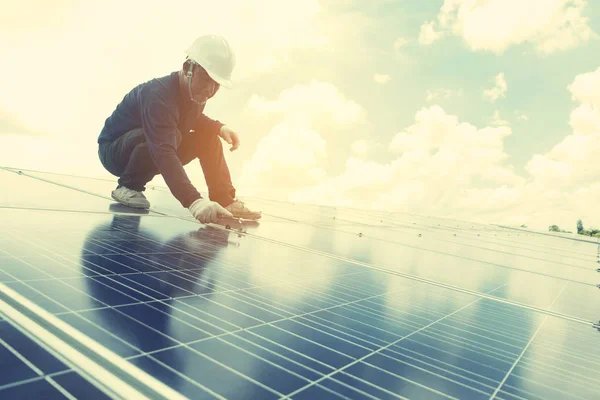Ingenieurteam arbeitet an Ersatz-Solarzellen für Solarenergie — Stockfoto