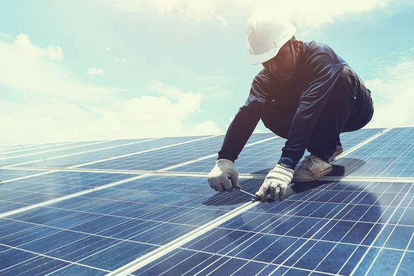 Equipe de engenharia trabalhando no painel solar de substituição na energia solar — Fotografia de Stock