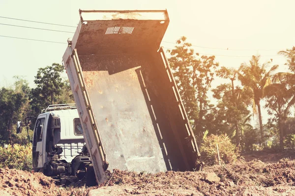 Damperli kamyon peyzaj geliştirme özellikleri, zemin hazırlama — Stok fotoğraf