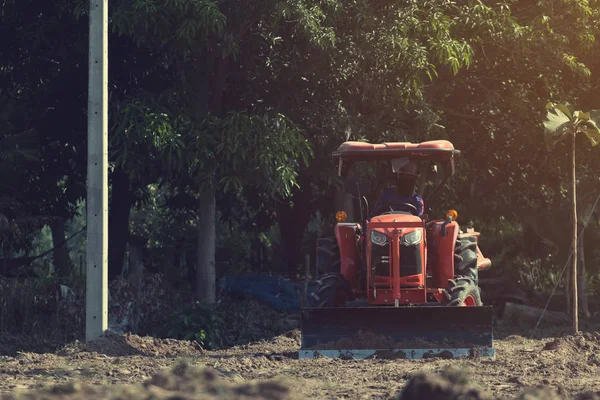 Grader nivelare groapa de gunoi pe șantier înainte de a lovi cu piciorul off pr — Fotografie, imagine de stoc