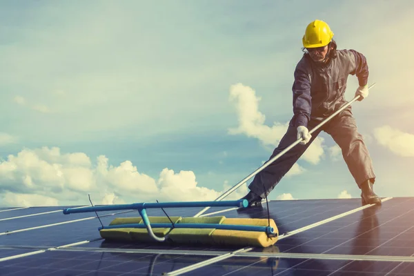 Técnico de operación y limpieza de paneles solares en la generación de pow — Foto de Stock