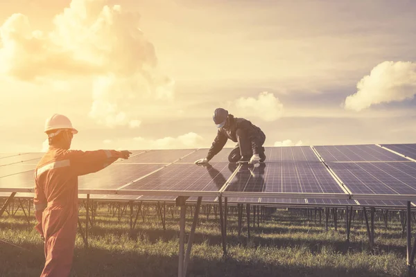 Engineers operating and check generating power of solar power pl — Stock Photo, Image